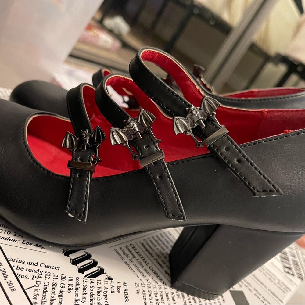 ❌SOLD❌Season of the Witch DEMONIA
Vivika 38 Bat Buckle heels